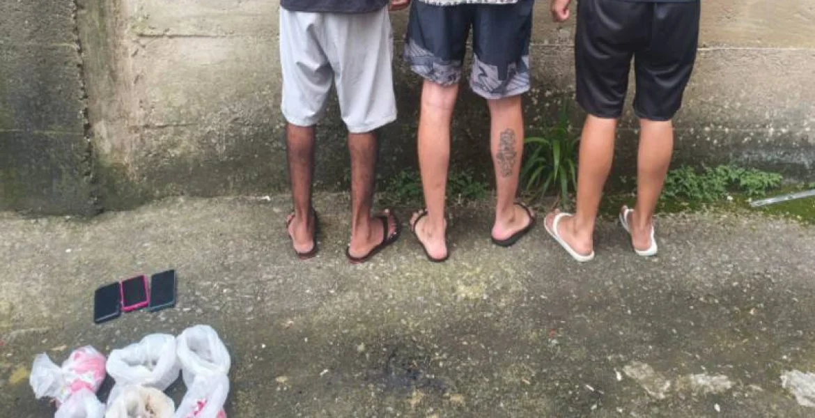 PM prende três suspeitos em imóvel usado como depósito de drogas em Petrópolis