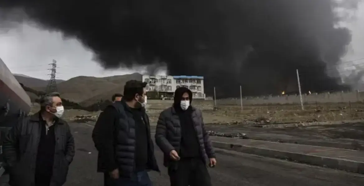 Ataques a depósitos de combustível deixam mortos e mergulham Teerã em nuvem tóxica