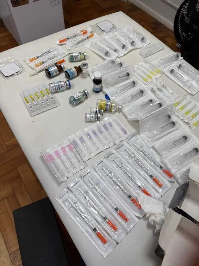 Clínica estética irregular é fechada no Centro de Petrópolis e mulher é presa