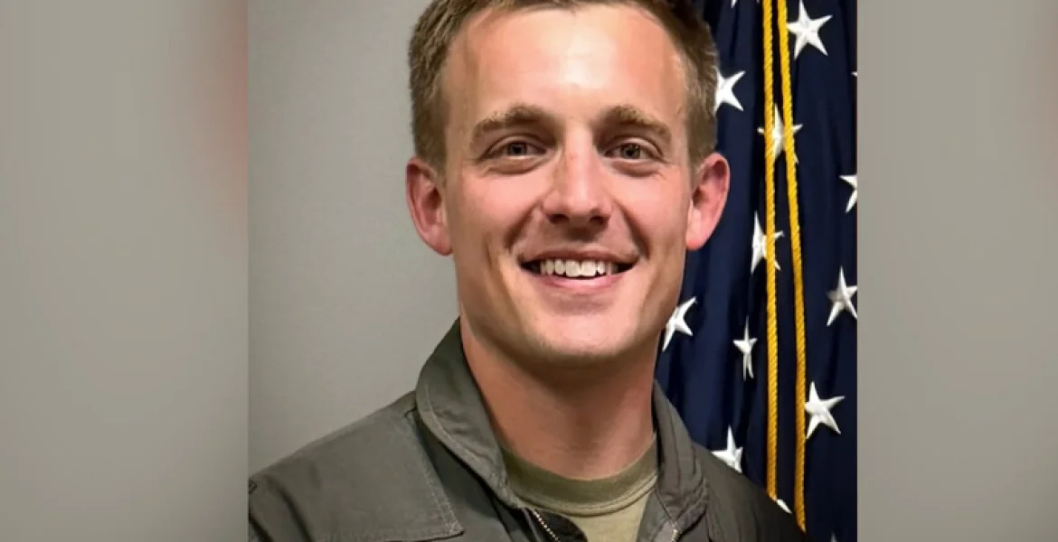 Avião militar dos EUA cai no Iraque e mata seis soldados; piloto promovido recentemente deixa três filhos pequenos